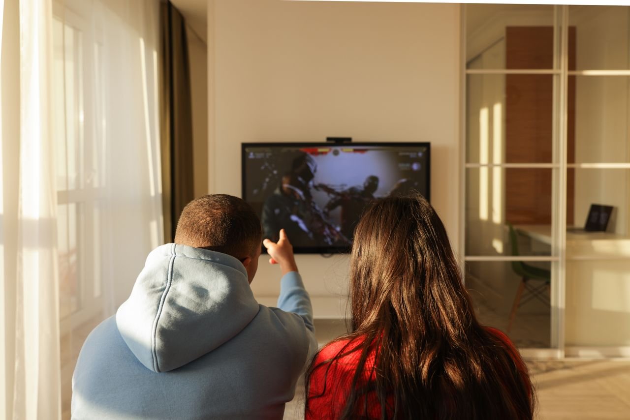 Mastering the First Impression: Your intriguing post title goes here A couple enjoys playing video games in a cozy home setting, bonding over shared hobbies.